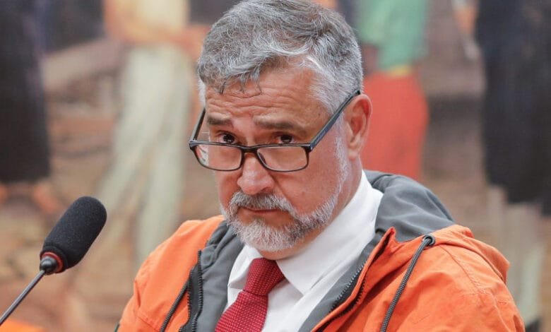 O ministro extraordinário de Reconstrução do Rio Grande do Sul, Paulo Pimenta, participa  de audiência da CCJ (Comissão de Constituição e Justiça) da Câmara. Pimenta prestou informações sobre as investigações da PF (Polícia Federal) que apuram a divulgação de informações falsas a respeito das ações dos governos federal, estadual e municipais nas enchentes do Rio Grande do Sul. O pedido de abertura da investigação foi feito pela Secom (Secretaria de Comunicação Social) da Presidência da República em 7 maio, então chefiada por Pimenta, ao Ministério da Justiça e Segurança Pública. | Sérgio Lima/Poder360 - 11.mai.2024