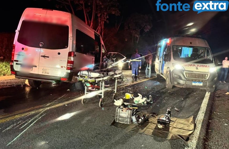 Van com estudantes universitários bate de frente com furgão na BR-272 e deixa feridos (vídeo)