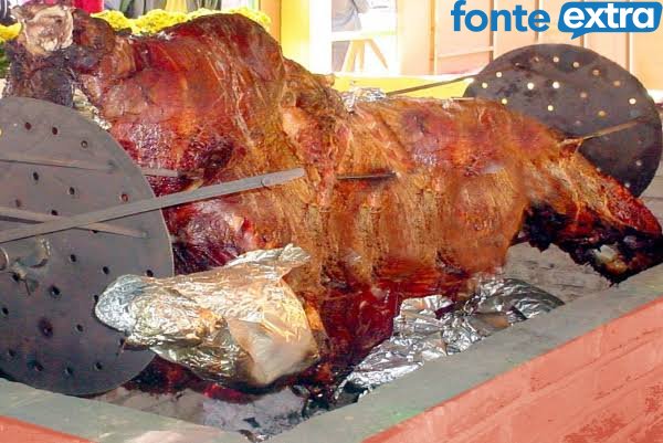 MCR! Madrugada de boi inteiro assando em meio a uma das maiores festas do interior do Paraná