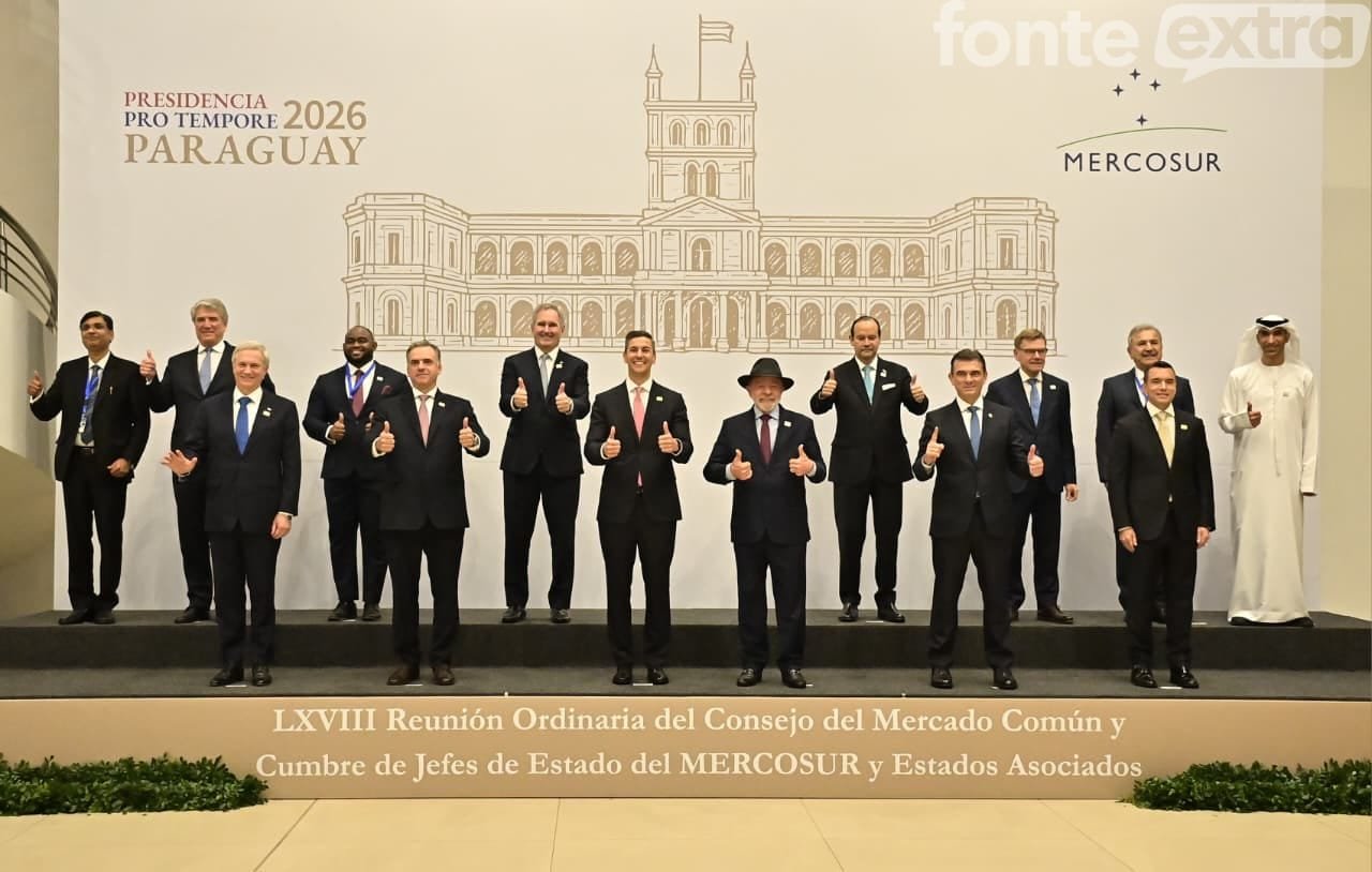 Os Presidentes Santiago Peña Palacios, pela República do Paraguai; Rodrigo Paz Pereira, pelo Estado Plurinacional da Bolívia; Luiz Inácio Lula da Silva, pela República Federativa do Brasil; Yamandú Orsi, pela República Oriental do Uruguai; e o Ministro das Relações Exteriores, Comércio Internacional e Culto, Pablo Quirno, pela República Argentina, Estados Partes do MERCOSUL; o Presidente da República do Chile, José Antonio Kast Rist; o Presidente da República do Equador, Daniel Noboa Azín; o Ministro das Relações Exteriores da República do Panamá, Javier Martínez-Acha Vásquez; e outras Altas Autoridades dos Estados Associados, reunidos em Assunção, República do Paraguai, por ocasião da LXVIII Cúpula de Presidentes do MERCOSUL, no dia 30 de junho de 2026