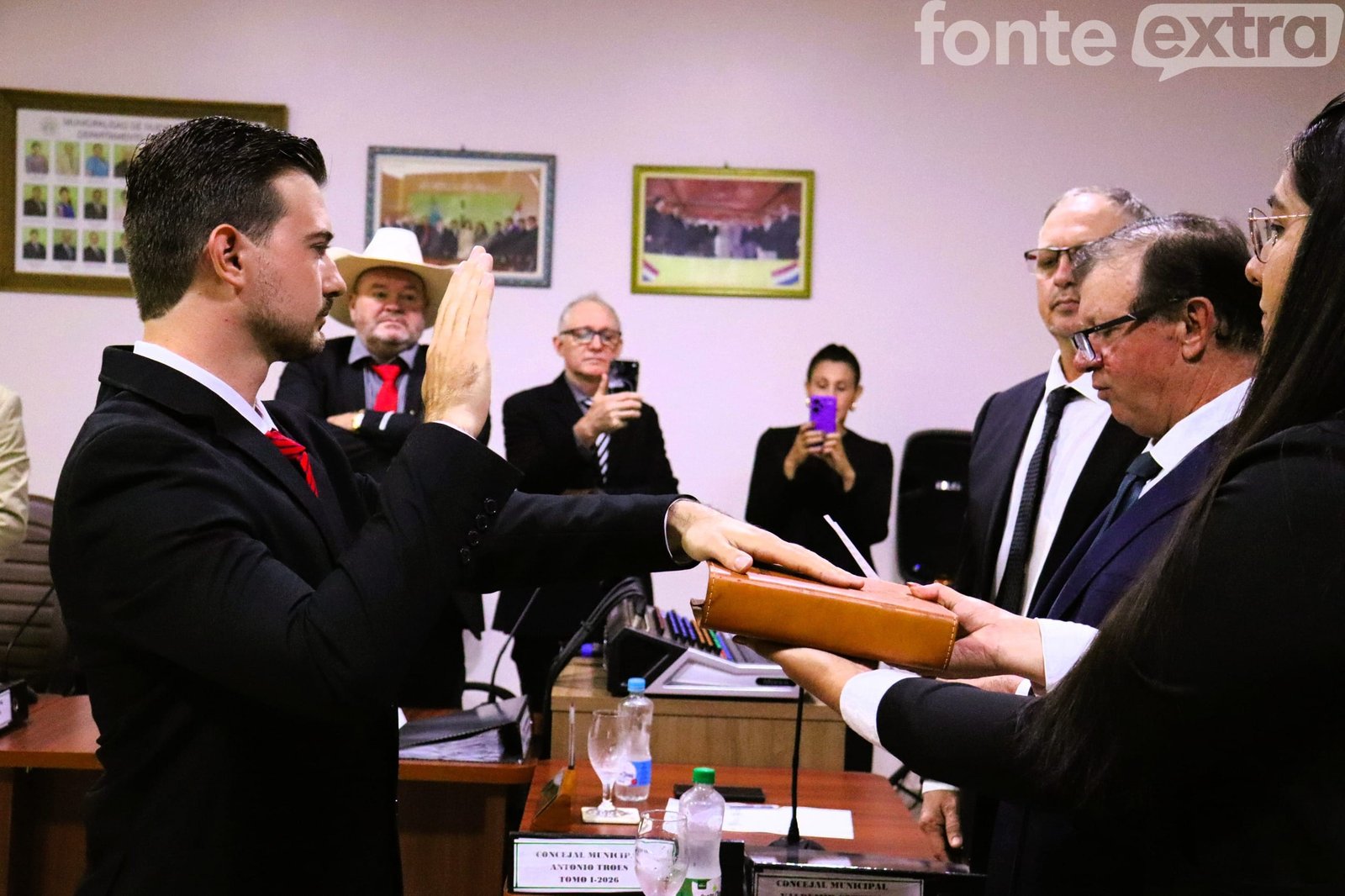Lucas Gasparello assume como prefeito de Nova Esperança, PY, após ser eleito por unanimidade pelos edis