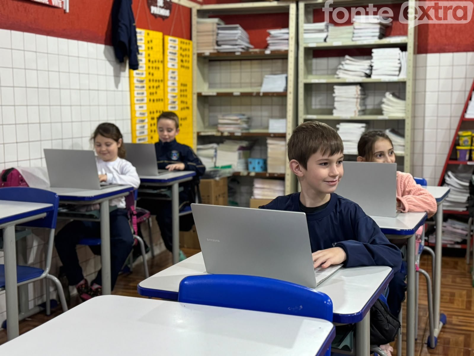Escolas municipais de Santa Helena recebem kits de Chromebooks por resultados na alfabetização
