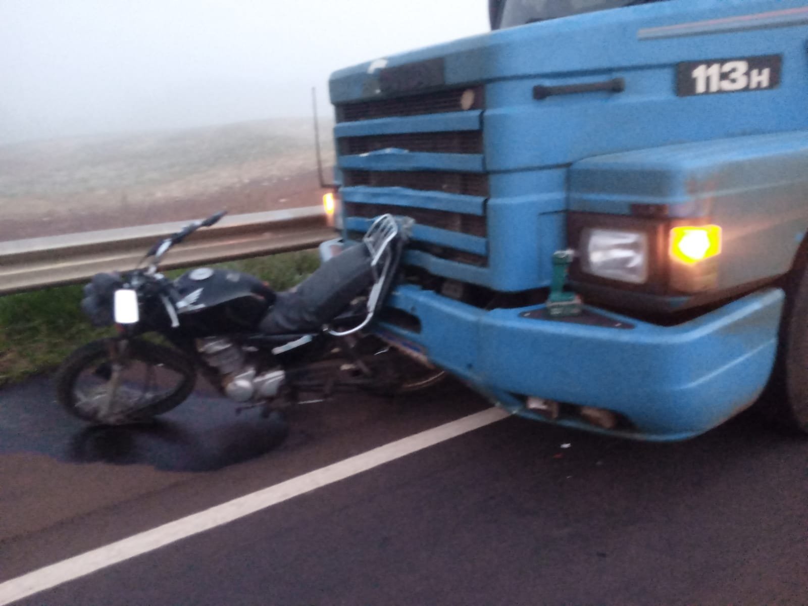 Motociclista morre em colisão com caminhão sob forte neblina na PR-486