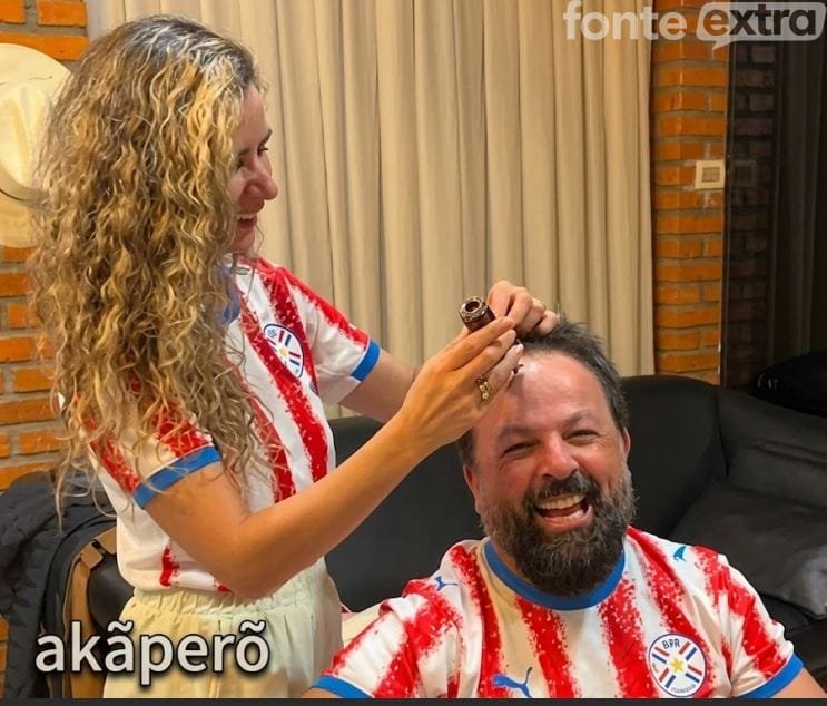 Prometeu e cumpriu! Agricultor influencer paraguaio raspa o cabelo após classificação histórica contra a Alemanha