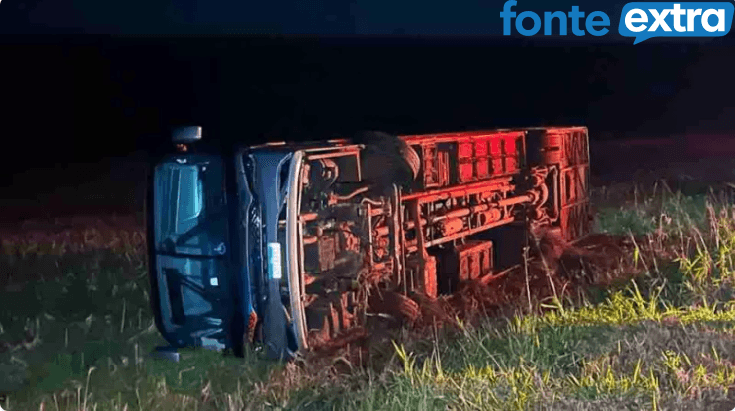 Ônibus com trabalhadores tomba na BR-180 entre Cascavel e Juvinópolis