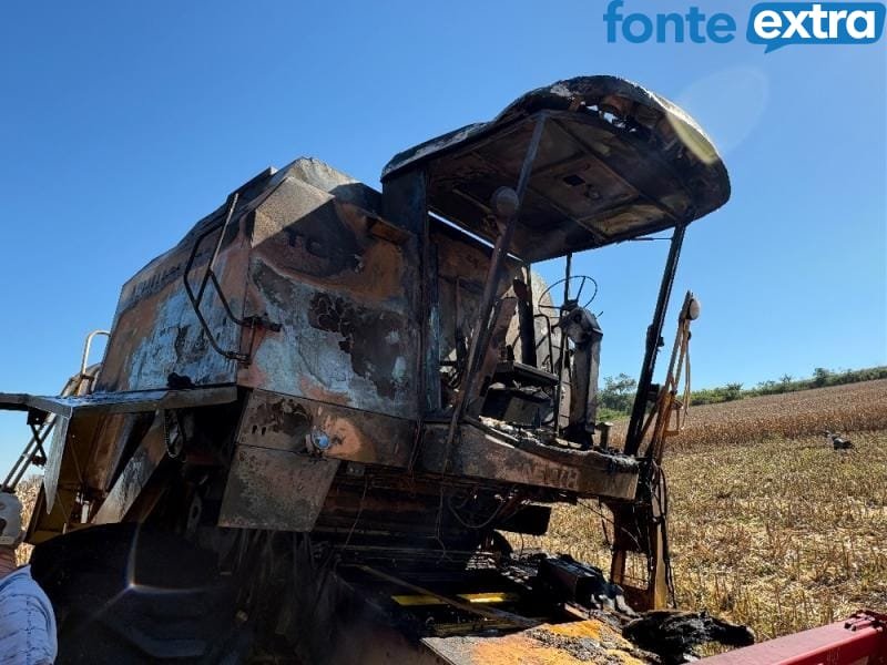 Colheitadeira sem seguro pega fogo e conserto é inviável