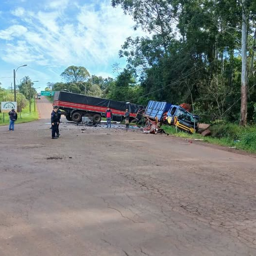 Brasileiro morre em acidente entre dois caminhões no Paraguai na manhã de hoje (vídeo)