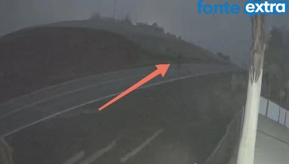 Câmeras registram pedestre caminhando na pista antes de atropelamento fatal na PR-495 em Missal