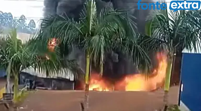 Incêndio em fábrica de tintas deixa trabalhador com queimaduras graves no interior de Enéas Marques (vídeo)
