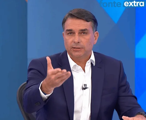 Flávio Bolsonaro, mais sereno que Lula compara filme com negócios da Globo em sabatina e se mantém tranquilo em ambiente adverso