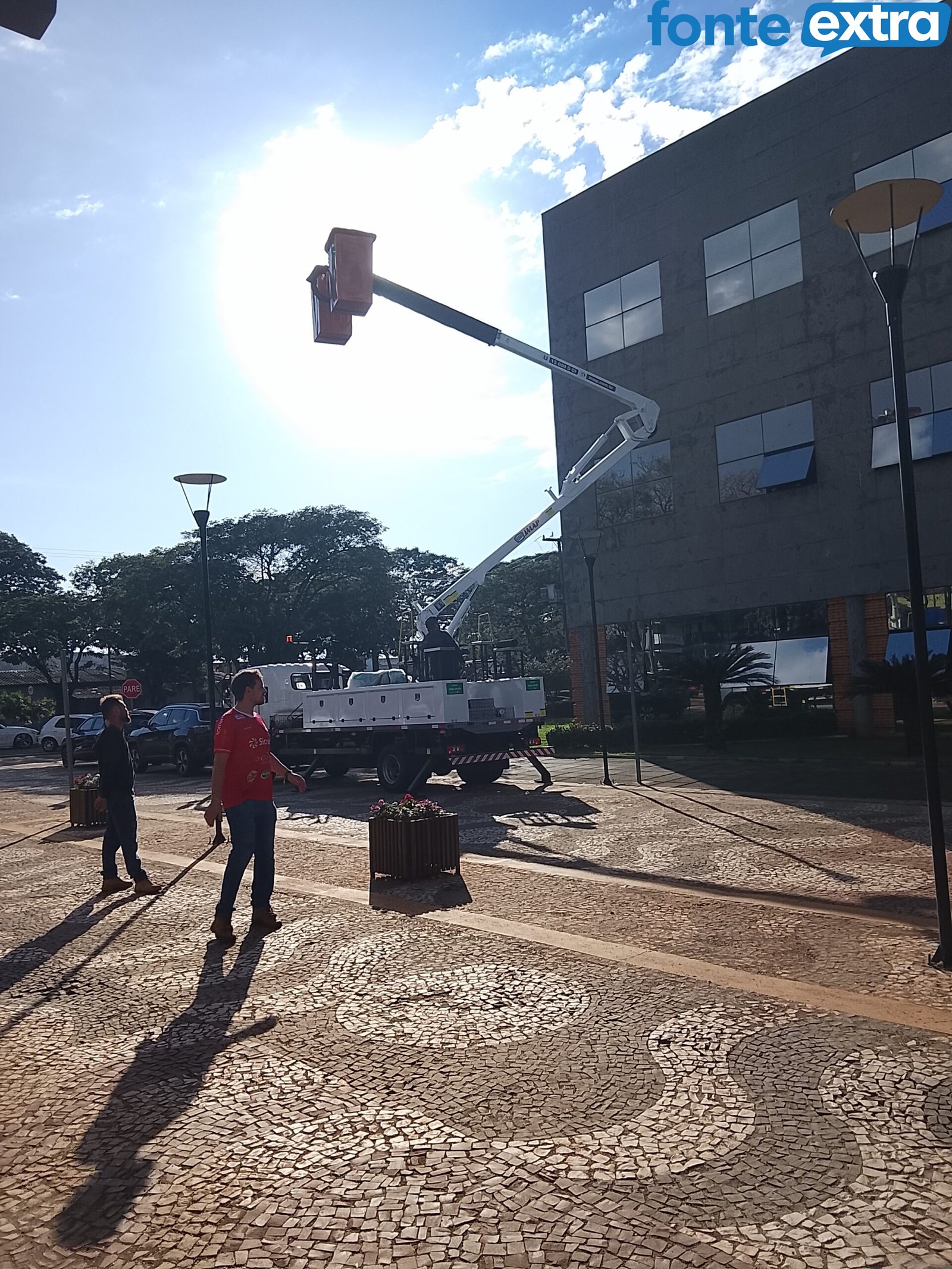 Santa Helena recebe novos caminhões e pá carregadeira para a frota municipal