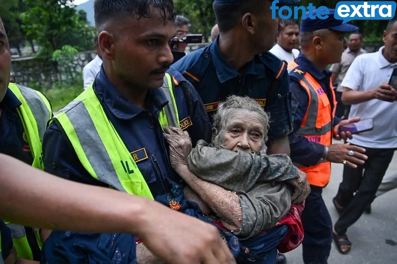 (Vídeo) Enchente repentina destrói vilarejos após possível deslizamento provocado por terremoto no Himalaia