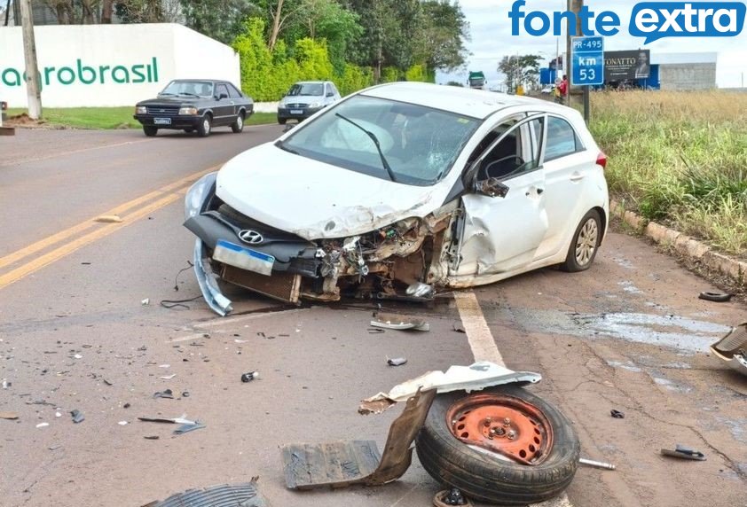 Colisão entre Hilux e HB20 deixa feridos na PR-495, em Missal