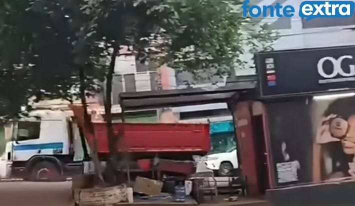 Milagre na fronteira neste sábado (vídeo): caminhão desgovernado atinge cinco carros e moto, mas ninguém se fere
