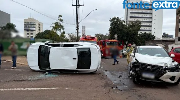 Batida deixa carro tombado e outro com a frente destruída em Cascavel