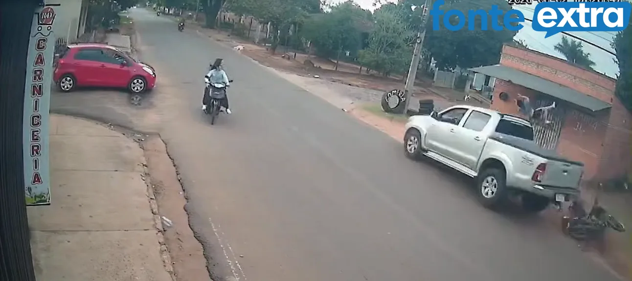 Camioneta em alta velocidade colide com motocicleta em Curuguaty (vídeo)