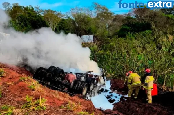 Caminhoneiro morre carbonizado após carreta tombar e pegar fogo na BR-487