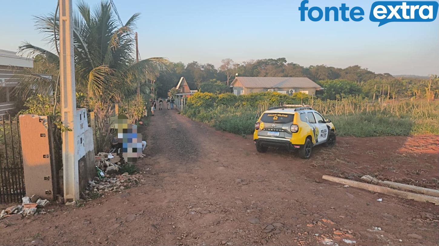 Homem faz família refém, troca tiros com polícia e foge ferido em SH