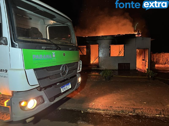Incêndio destrói casa em Nova Santa Rosa; caminhões-pipa evitam que fogo avance