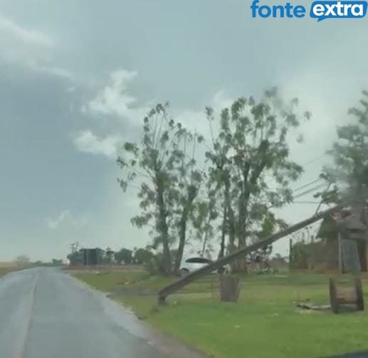 Temporal derruba postes de energia em distrito de Santa Helena (assista)
