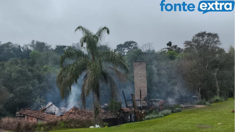 (Vídeo) Incêndio destrói tradicional “Celeiro” em Vila Nova, Toledo