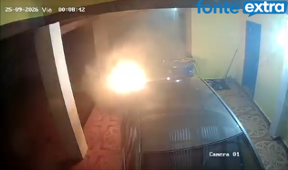 (Vídeo) Encapuzado incendeia carro de jornalista em Yasy Cañy, no Paraguai