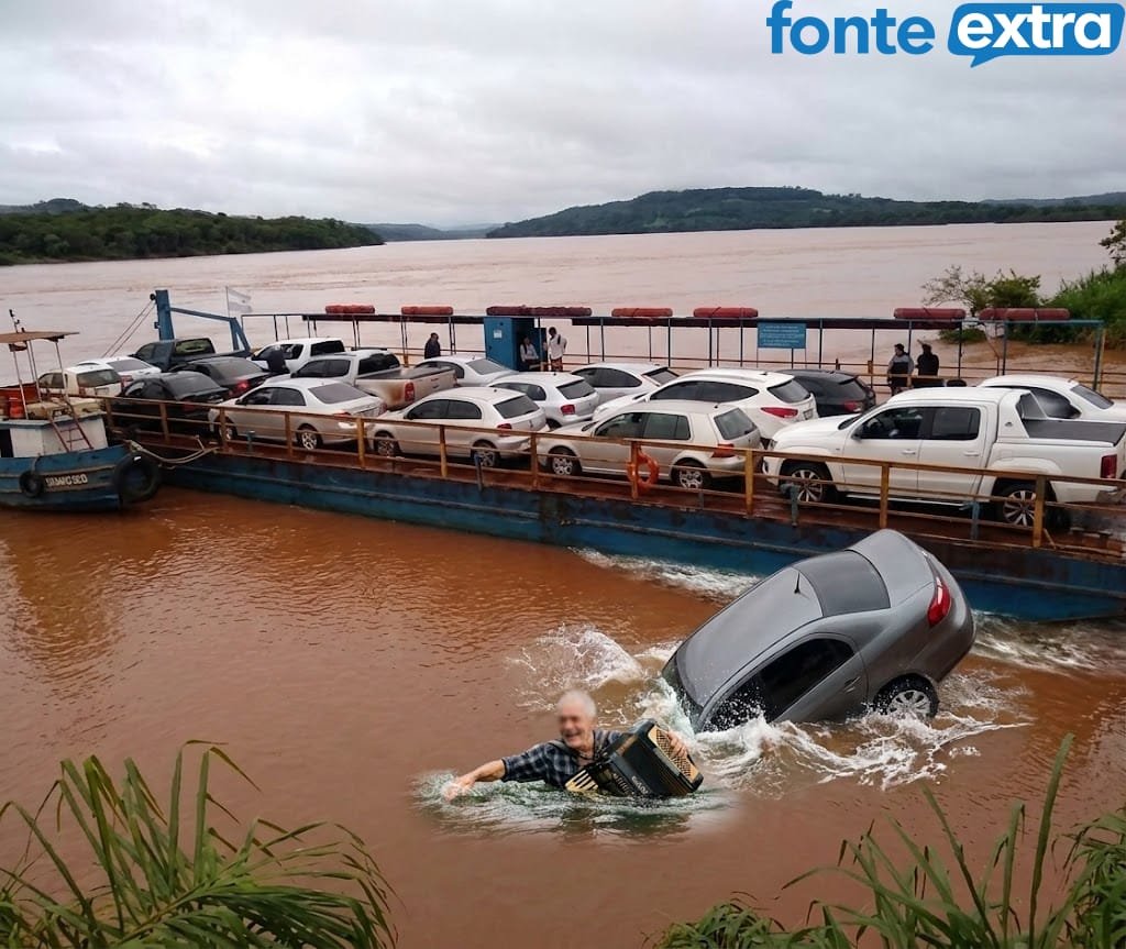 (Vídeo) Carro cai de balsa e idoso se salva junto carregando uma gaita