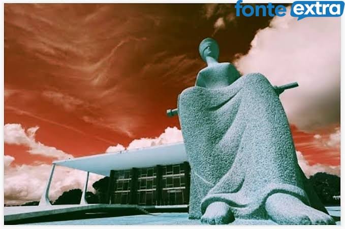 Sem tanques, mas com toga