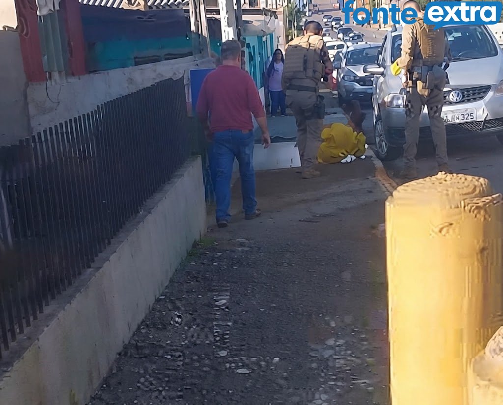 Armado com faca é baleado antes de entrar em creche (vídeo)