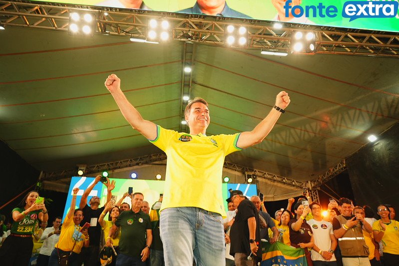 Flávio Bolsonaro chega a 62% de chance de vitória em previsões internacionais para a eleição