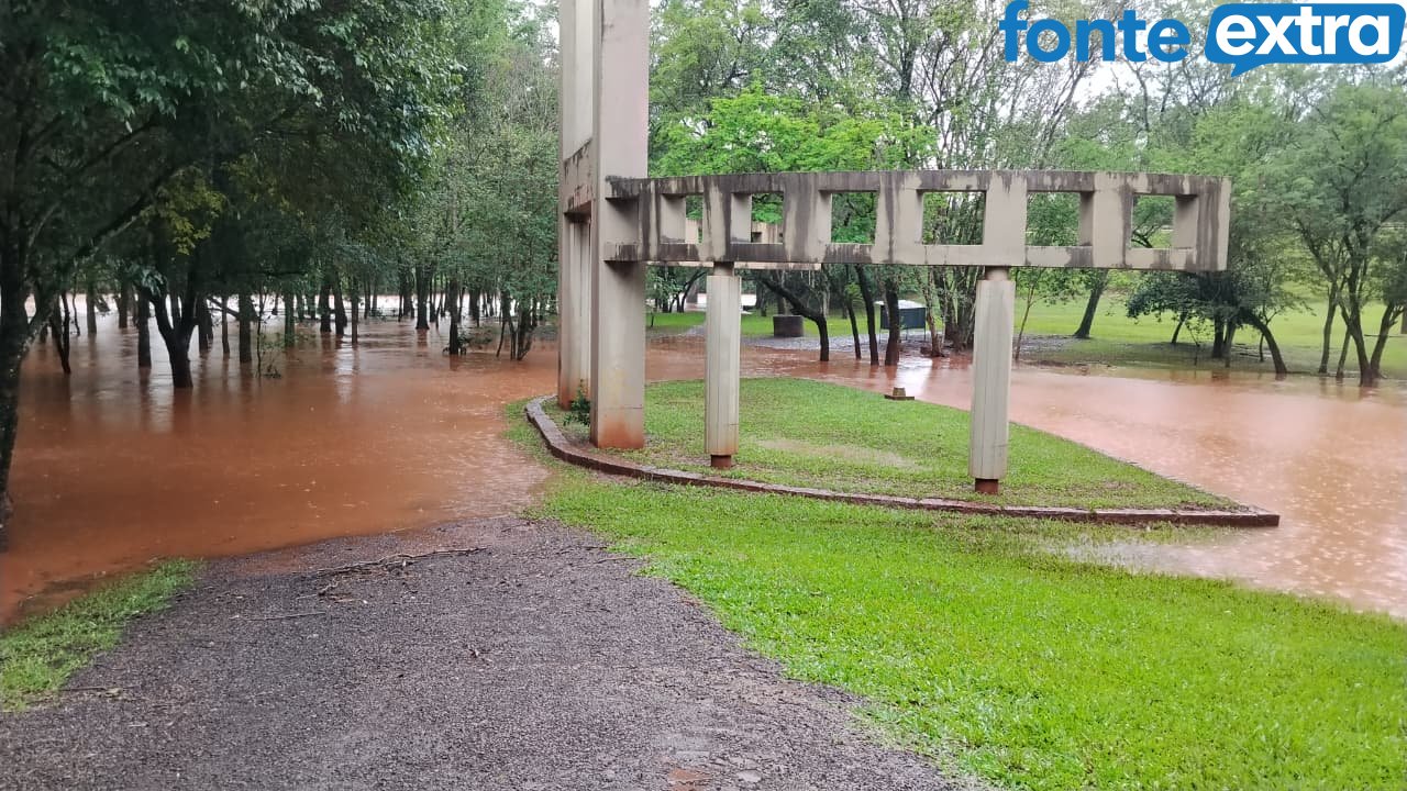 Transtorno com chuva continua em Santa Helena; Ponte Interditada