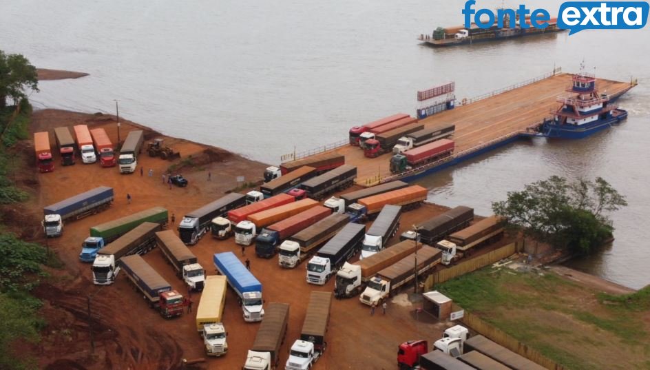 Em meio a intenso movimento (vídeo), Porto de Santa Helena fecha hoje e abre somente na terça