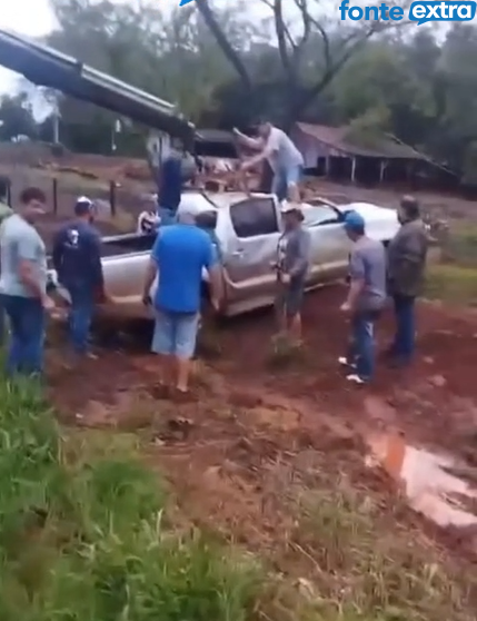 (Vídeo) Mãe e duas crianças escapam de capotamento na PR-495