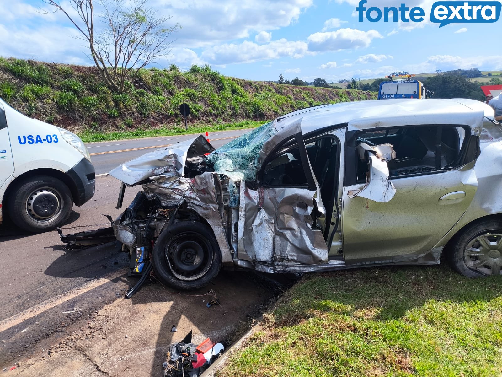 Sandero com placas de Santa Helena (vídeo) bate em caminhão e deixa dois feridos graves
