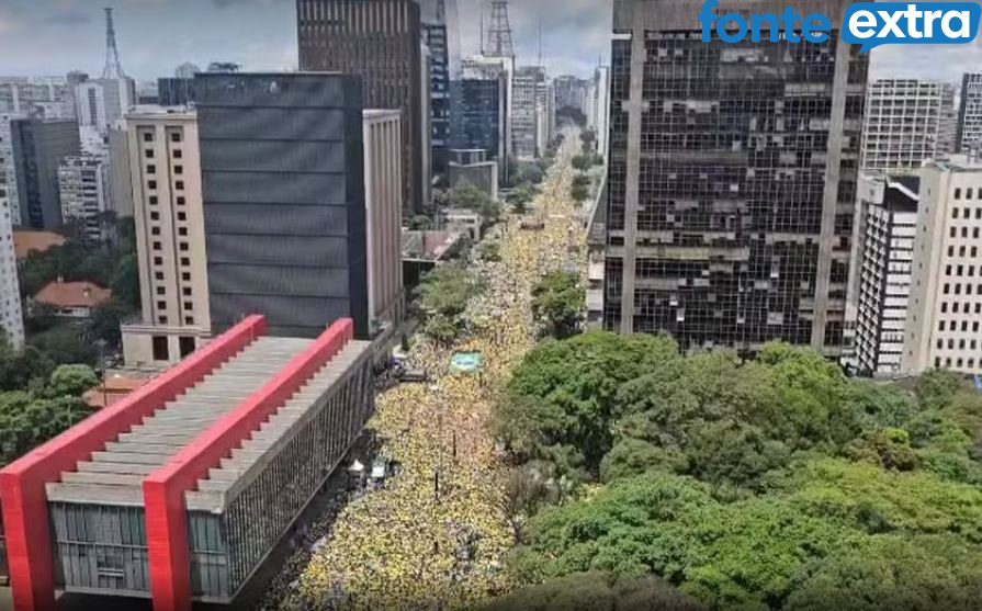 Apoiadores de Flávio ocupam Avenida Paulista em uma das maiores manifestações da história do Brasil