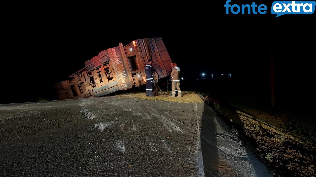 Motorista e ajudante paraguaios sofrem acidente com carreta em Santa Helena nesta quarta à noite