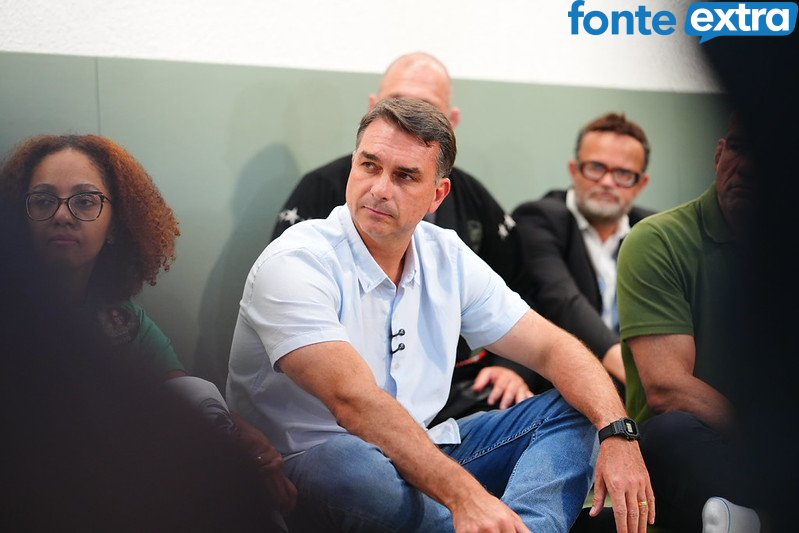 Flávio Bolsonaro sai do Brasil e vai para os EUA, dizem fontes