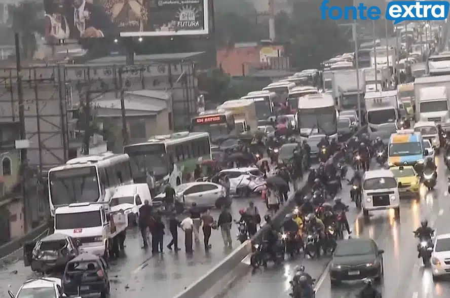Motorista de ônibus infarta, morre ao volante e causa grande acidente