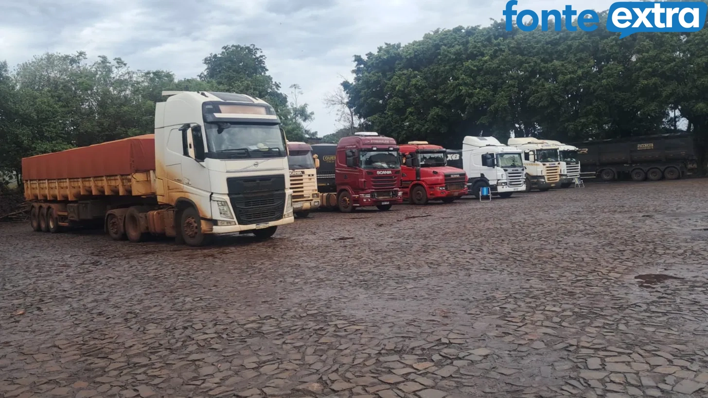 Pátio parado: caminhoneiros esperam a Copel há mais de 24h em Santa Helena