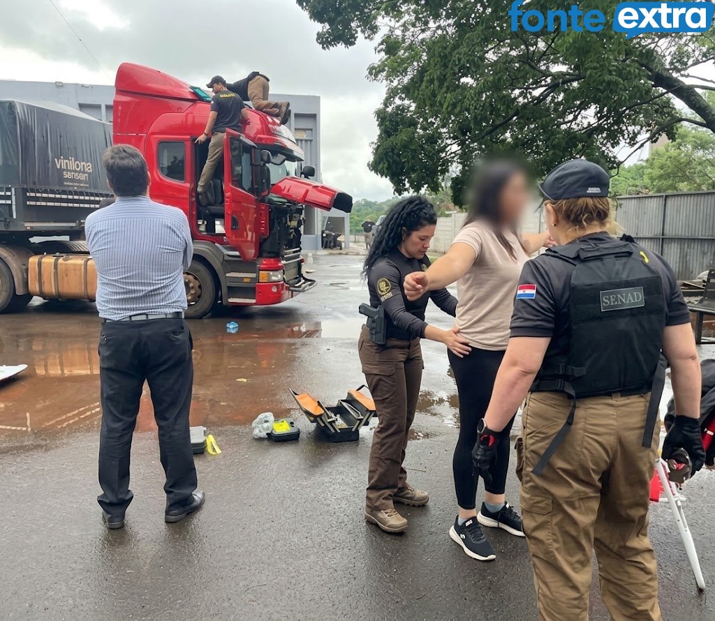 Brasileira na boleia com caminhão paraguaio (vídeo) é pega com 20 milhões em “coca” perto da ponte