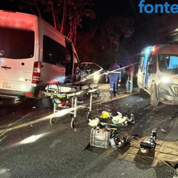 Van com estudantes universitários bate de frente com furgão na BR-272 e deixa feridos (vídeo)