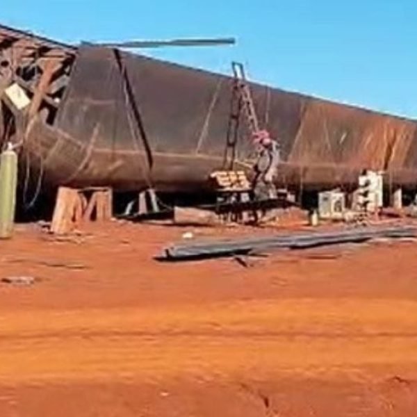 Balsa da Navegação P. Índio, em construção, suplantará a maior que já faz a travessia PY/BR