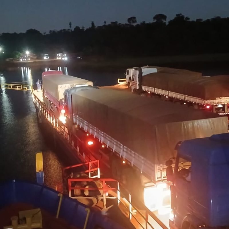 Balsa Nuestra Señora Stella Maris em belas imagens de navegação noturna no Lago de Itaipu (vídeo)