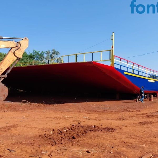 Nova balsa da Navegação Porto Índio começa a ser posta na água nesta segunda