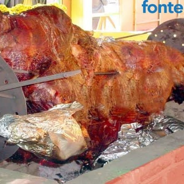 MCR! Madrugada de boi inteiro assando em meio a uma das maiores festas do interior do Paraná