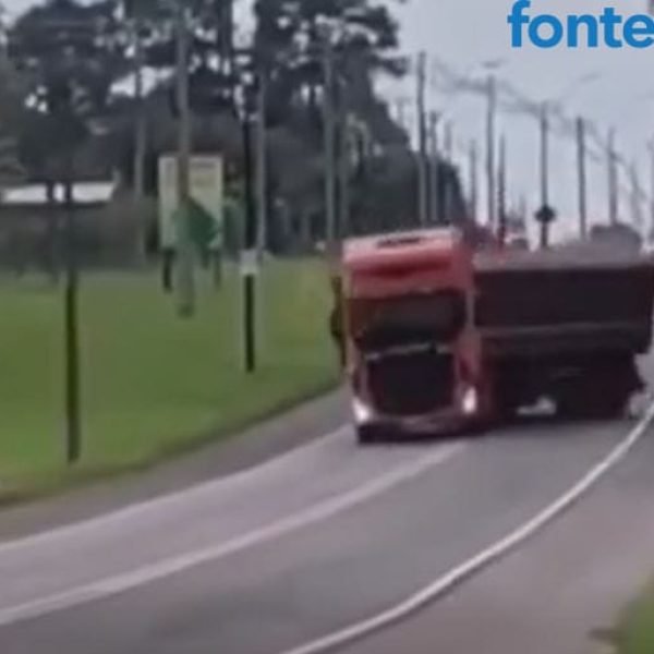 “Quebrando asa” (vídeo), caminhoneiro é descoberto e multado no PY