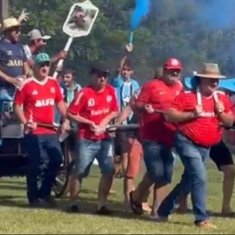 Colorados puxam carroça com gremistas no PY depois do Grêmio ficar à frente no Brasileirão