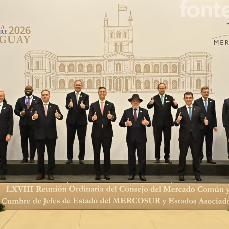 Os Presidentes Santiago Peña Palacios, pela República do Paraguai; Rodrigo Paz Pereira, pelo Estado Plurinacional da Bolívia; Luiz Inácio Lula da Silva, pela República Federativa do Brasil; Yamandú Orsi, pela República Oriental do Uruguai; e o Ministro das Relações Exteriores, Comércio Internacional e Culto, Pablo Quirno, pela República Argentina, Estados Partes do MERCOSUL; o Presidente da República do Chile, José Antonio Kast Rist; o Presidente da República do Equador, Daniel Noboa Azín; o Ministro das Relações Exteriores da República do Panamá, Javier Martínez-Acha Vásquez; e outras Altas Autoridades dos Estados Associados, reunidos em Assunção, República do Paraguai, por ocasião da LXVIII Cúpula de Presidentes do MERCOSUL, no dia 30 de junho de 2026
