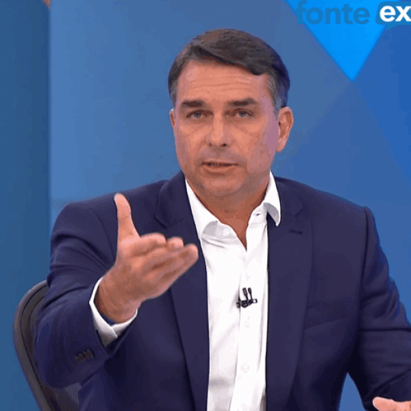 Flávio Bolsonaro, mais sereno que Lula compara filme com negócios da Globo em sabatina e se mantém tranquilo em ambiente adverso