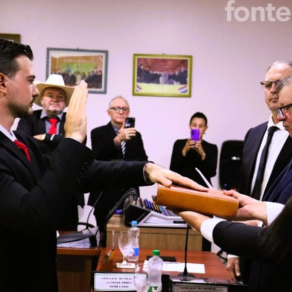 Lucas Gasparello assume como prefeito de Nova Esperança, PY, após ser eleito por unanimidade pelos edis